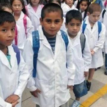 Volver a clases cuesta caro: Los zapatos escolares ya rozan los $100 mil y el delantal, $20 mil