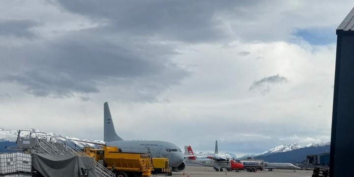 MILEI GASTO 300 MIL DOLARES en tres aviones para viajar a Ushuaia y no pudo hacer su caminata