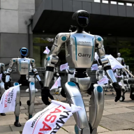 Robots en las calles de Varsovia: una protesta insólita contra el uso descontrolado de la inteligencia artificial
