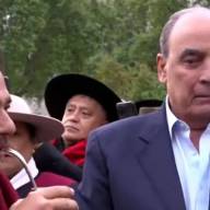 Saenz hizo un reclamo en la Rosada por las obras publicas, de paso instaló el poncho