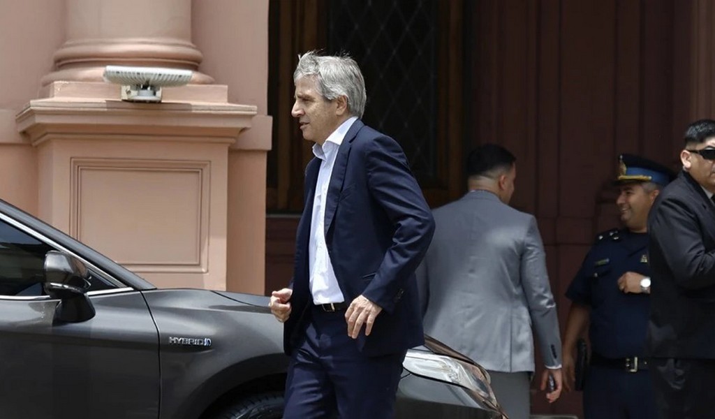 Caputo consiguió un préstamo de USD 3.000 millones y evita el default