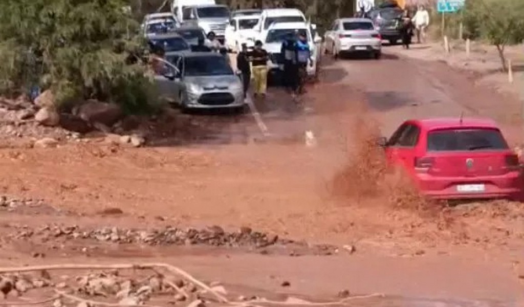 Ruta a Cafayate: Autos se abren paso entre el agua y el lodo