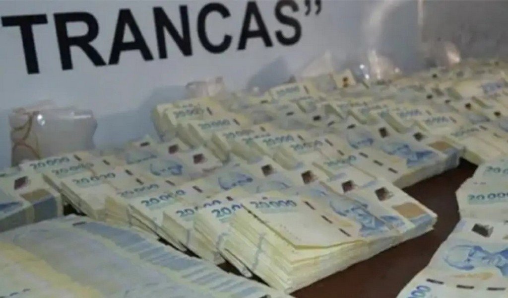 Salió de Salta en colectivo con 159.000.000 en una mochila