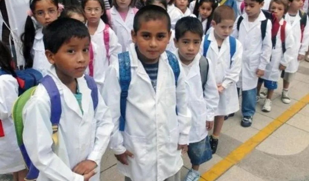 Volver a clases cuesta caro: Los zapatos escolares ya rozan los $100 mil y el delantal, $20 mil