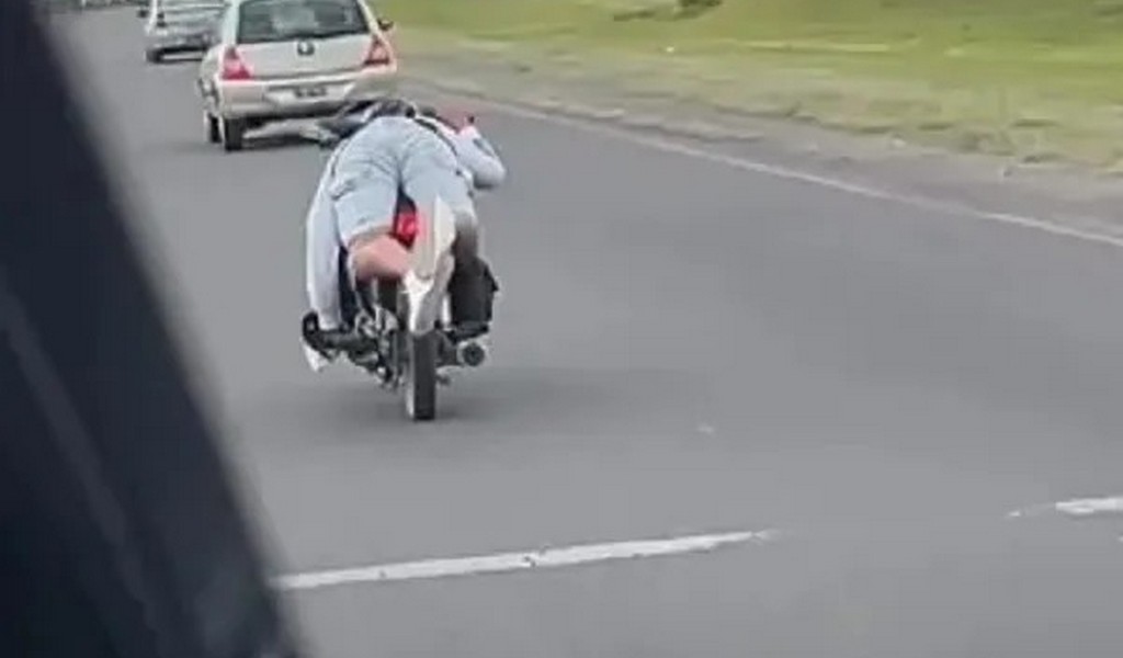 Buscan identificar al motociclista que manejaba acostado por Av. Bolivia