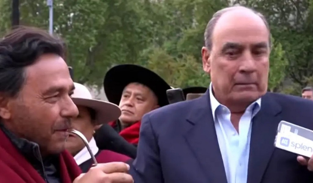 Saenz hizo un reclamo en la Rosada por las obras publicas, de paso instaló el poncho