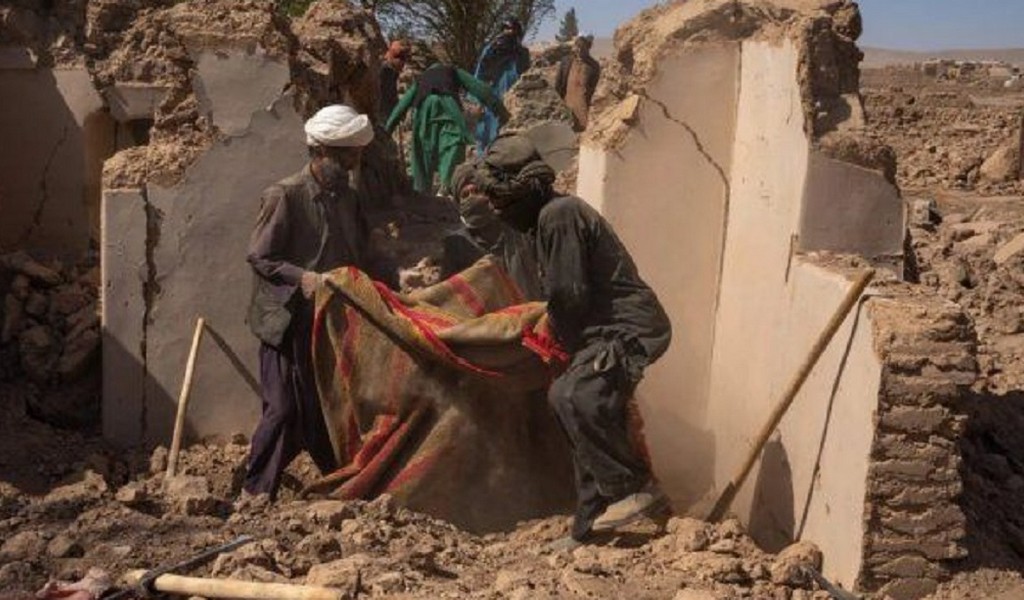 Terremoto en Afganistán dejó al menos 800 muertos