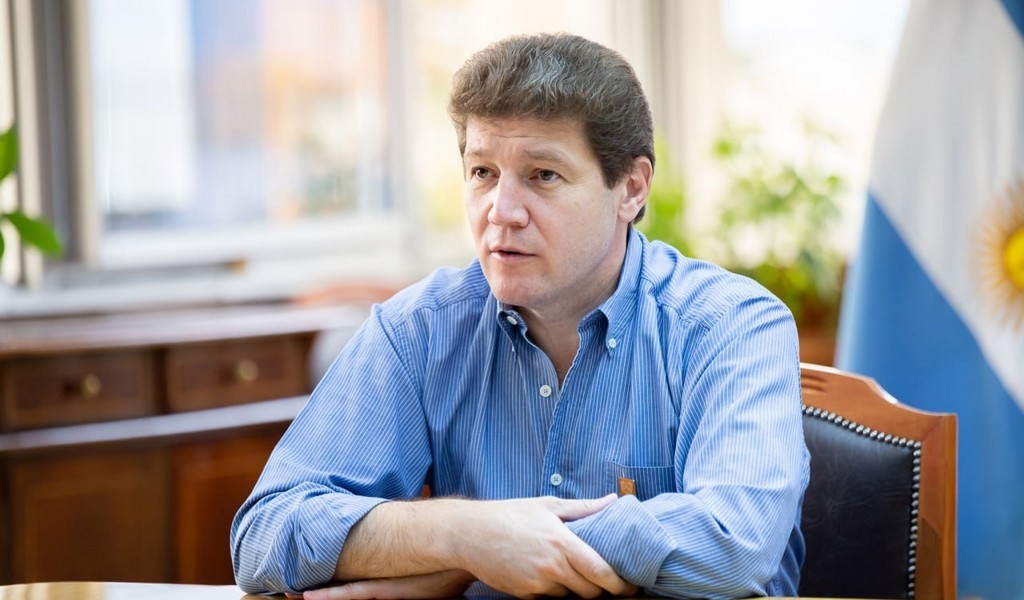 El gobernador de Tierra del Fuego criticó la baja de aranceles a celulares