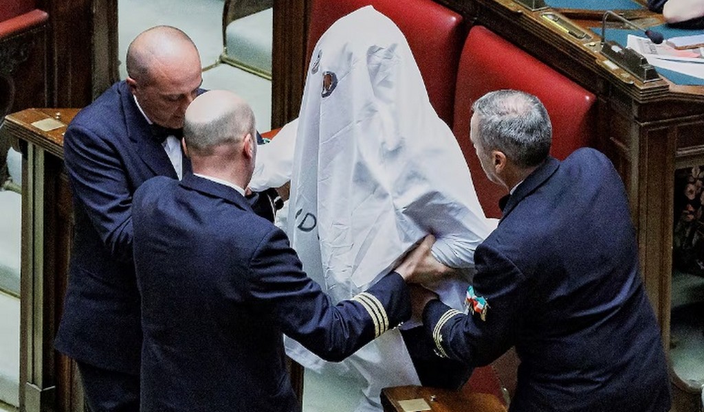 Diputado italiano se disfrazó de fantasma durante una sesión